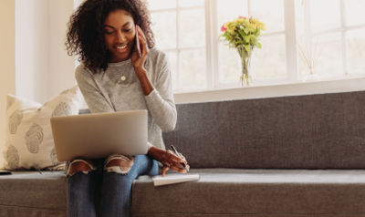 Femme qui commande en ligne son abonnement TV et Internet et qui appelle pour avoir des conseils